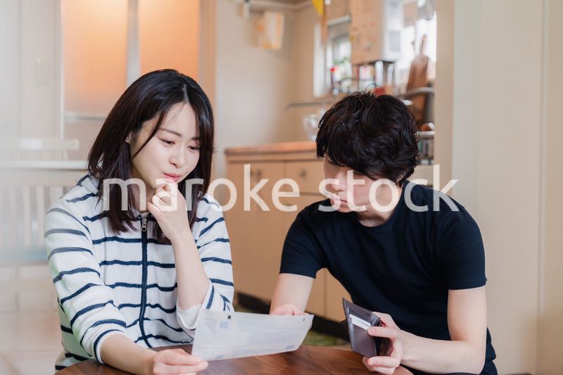 請求書明細を見て値上げに苦しむ若い夫婦