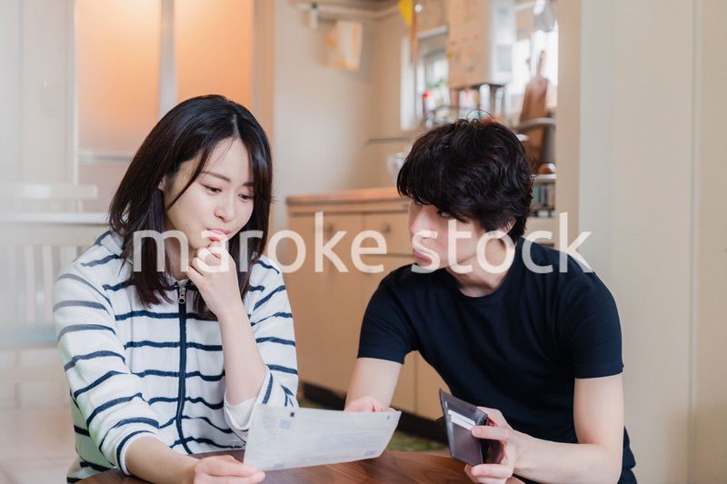 請求書明細を見て値上げに苦しむ若い夫婦