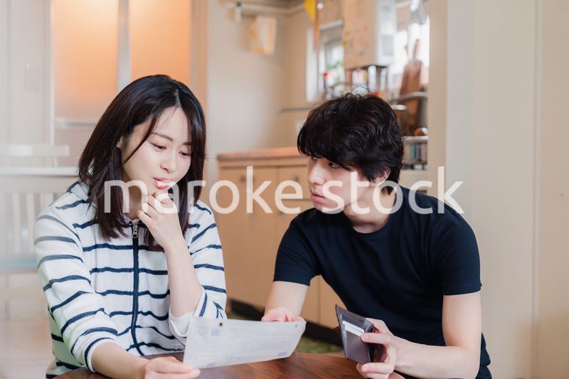 請求書明細を見て値上げに苦しむ若い夫婦