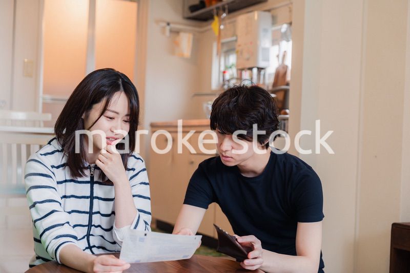 請求書明細を見て値上げに苦しむ若い夫婦