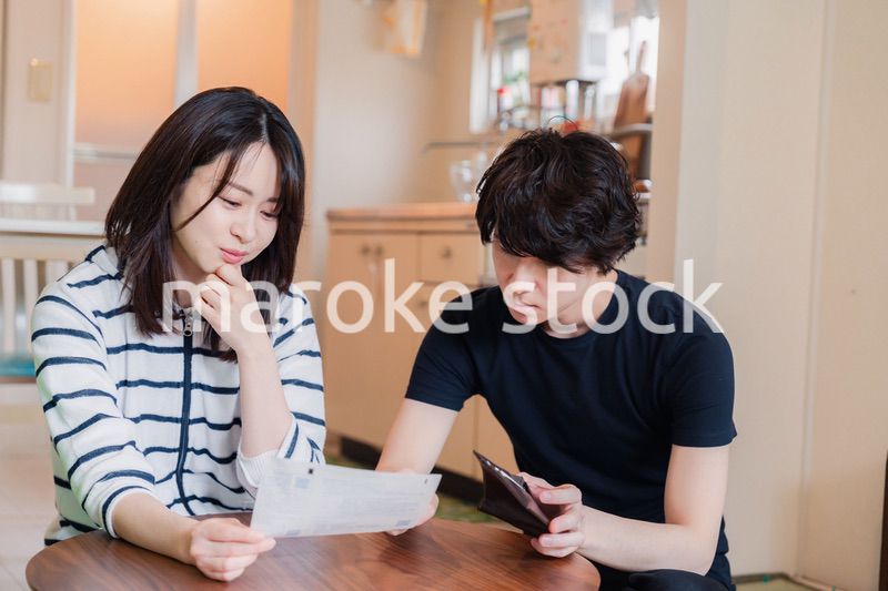 請求書明細を見て値上げに苦しむ若い夫婦