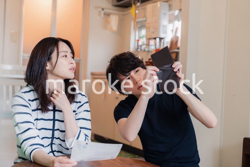 請求書明細を見て値上げに苦しむ若い夫婦
