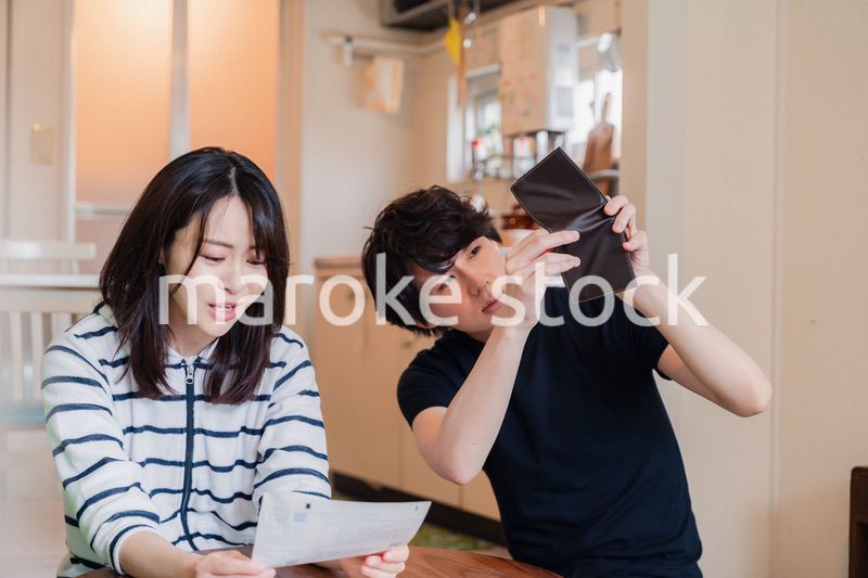 請求書明細を見て値上げに苦しむ若い夫婦