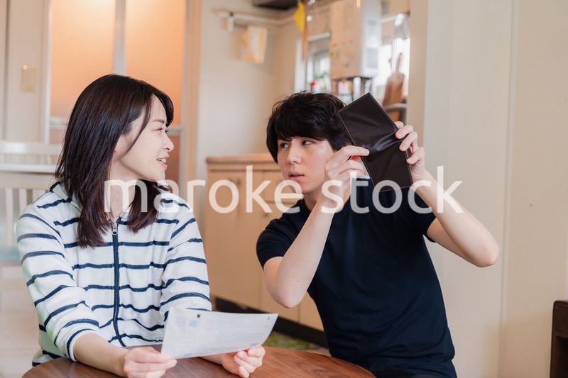 請求書明細を見て値上げに苦しむ若い夫婦