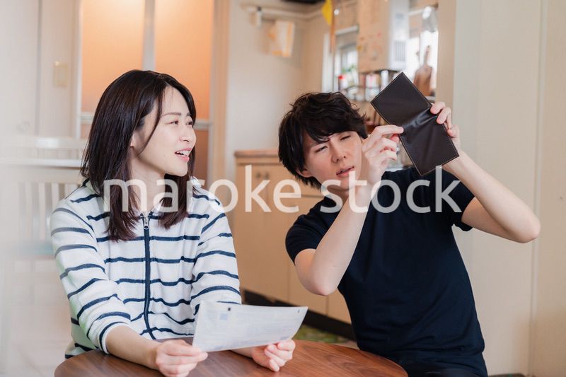 請求書明細を見て値上げに苦しむ若い夫婦