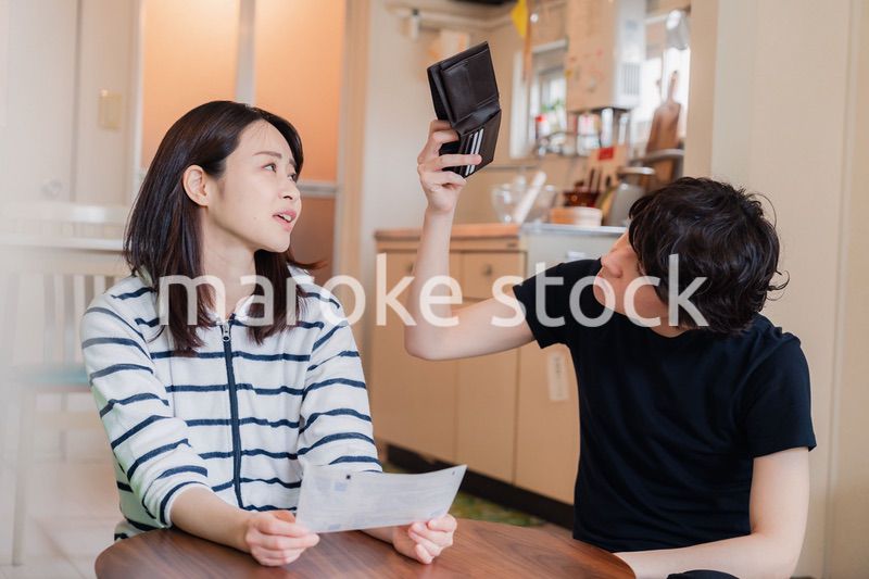 請求書明細を見て値上げに苦しむ若い夫婦