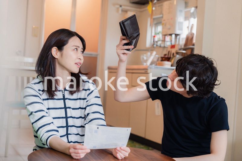 請求書明細を見て値上げに苦しむ若い夫婦