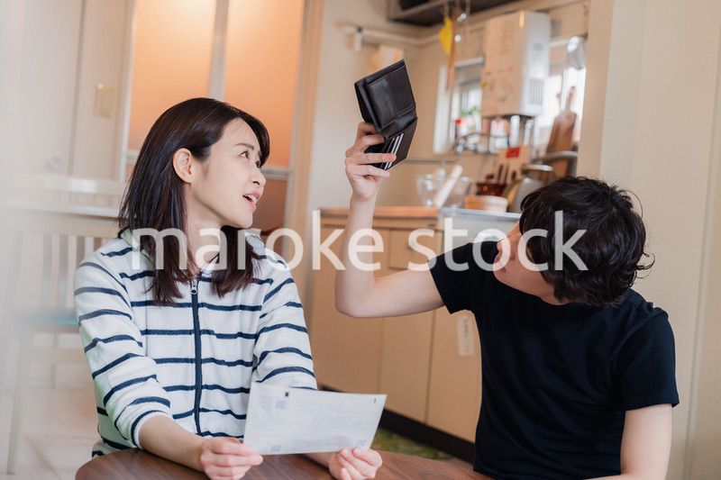請求書明細を見て値上げに苦しむ若い夫婦