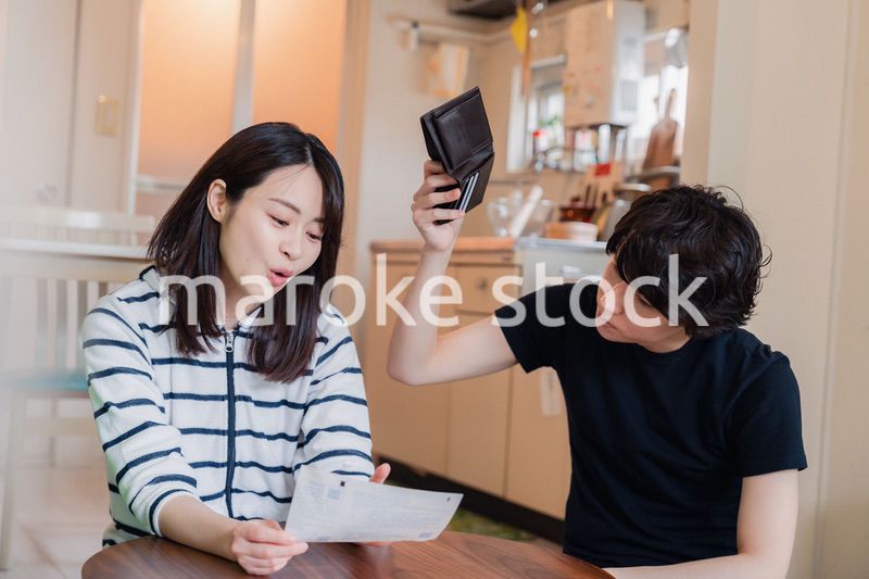 請求書明細を見て値上げに苦しむ若い夫婦