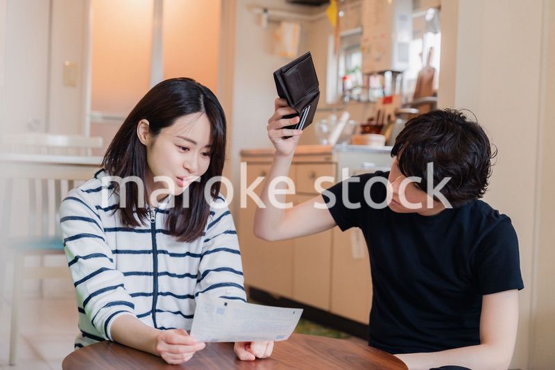 請求書明細を見て値上げに苦しむ若い夫婦
