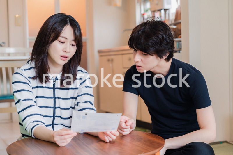 請求書明細を見て値上げに苦しむ若い夫婦
