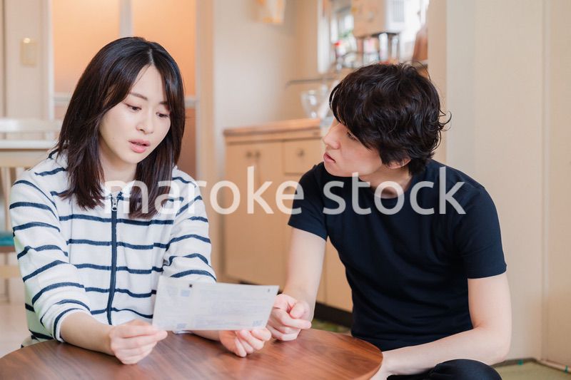 請求書明細を見て値上げに苦しむ若い夫婦