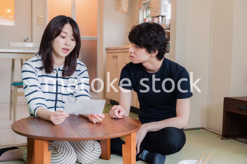 請求書明細を見て値上げに苦しむ若い夫婦