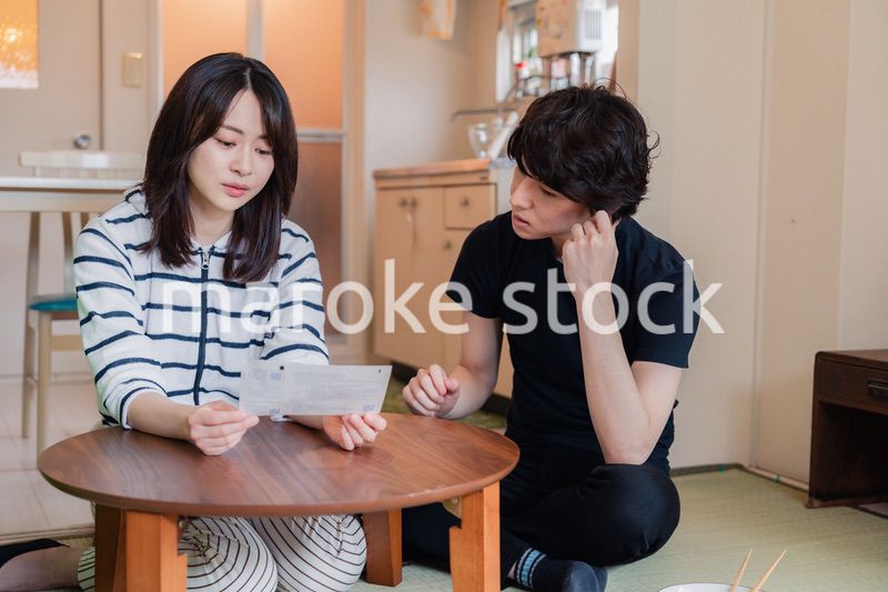 請求書明細を見て値上げに苦しむ若い夫婦