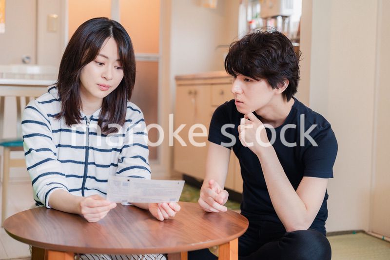 請求書明細を見て値上げに苦しむ若い夫婦