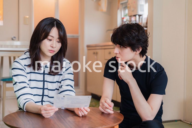請求書明細を見て値上げに苦しむ若い夫婦