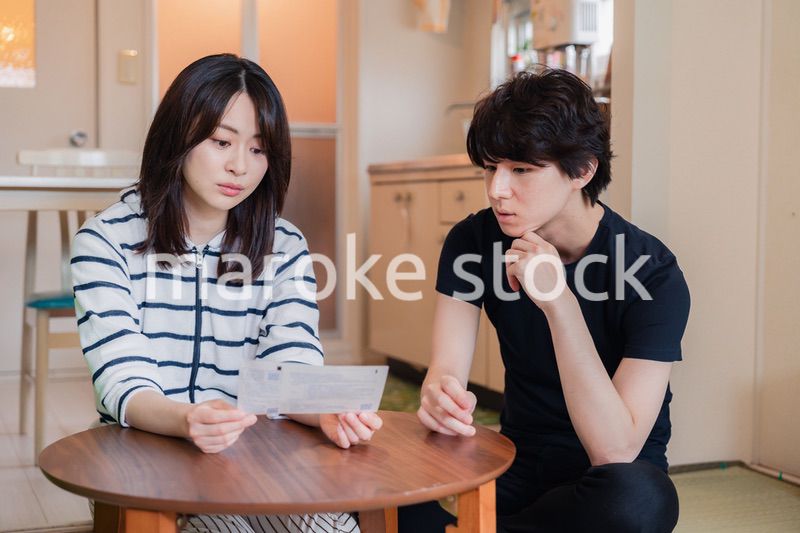 請求書明細を見て値上げに苦しむ若い夫婦