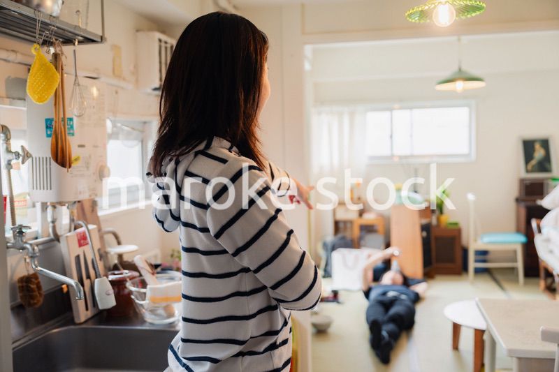 だらだらする夫に怒る妻