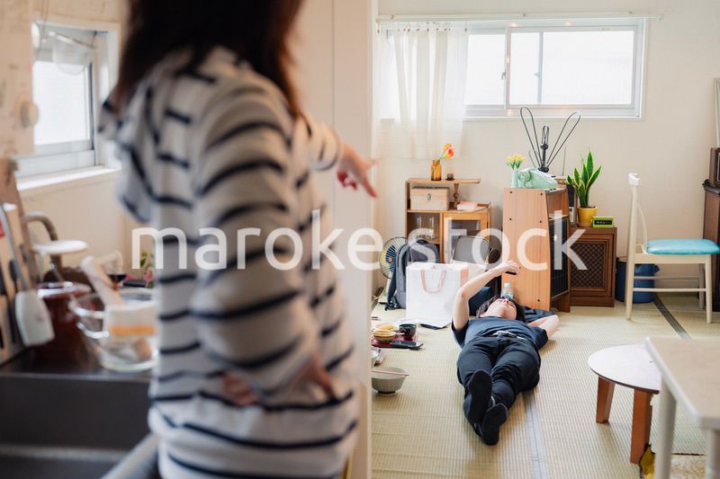 だらだらする夫に怒る妻