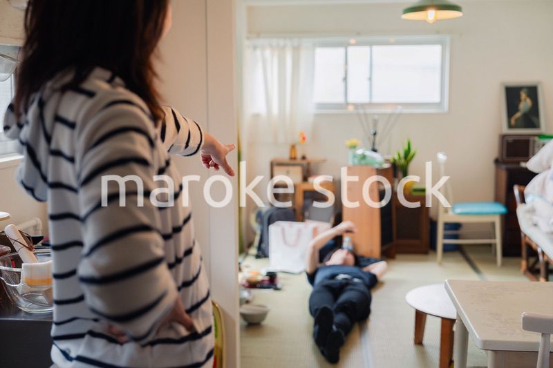 だらだらする夫に怒る妻