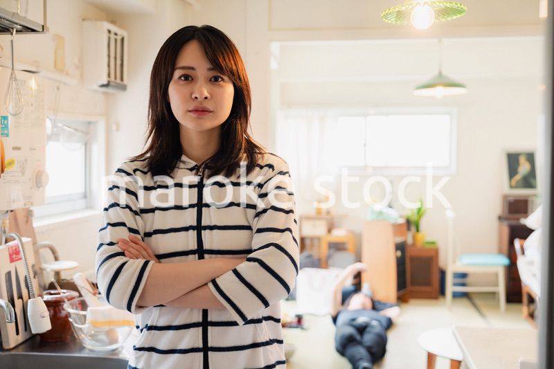 夫に頭を抱える妻