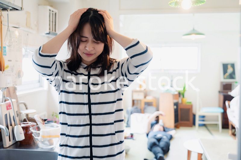 夫に頭を抱える妻