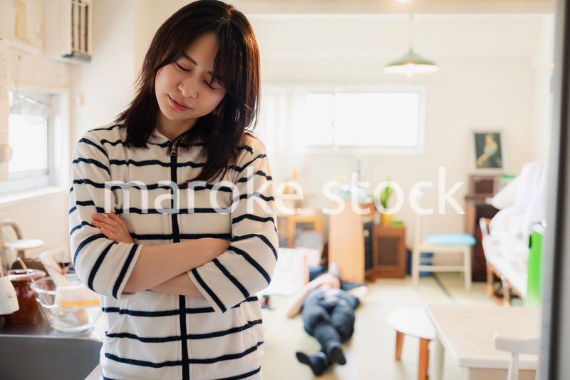 夫に頭を抱える妻