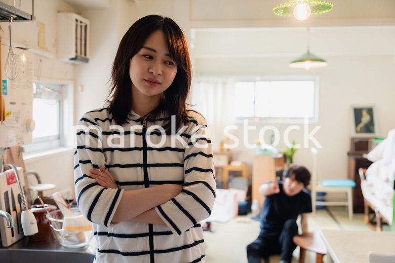 家で喧嘩をする若い夫婦