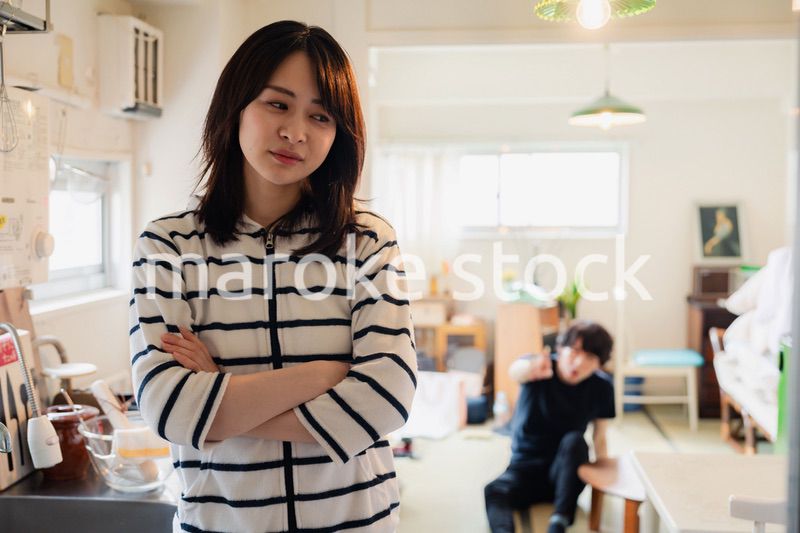 家で喧嘩をする若い夫婦