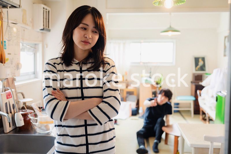 家で喧嘩をする若い夫婦