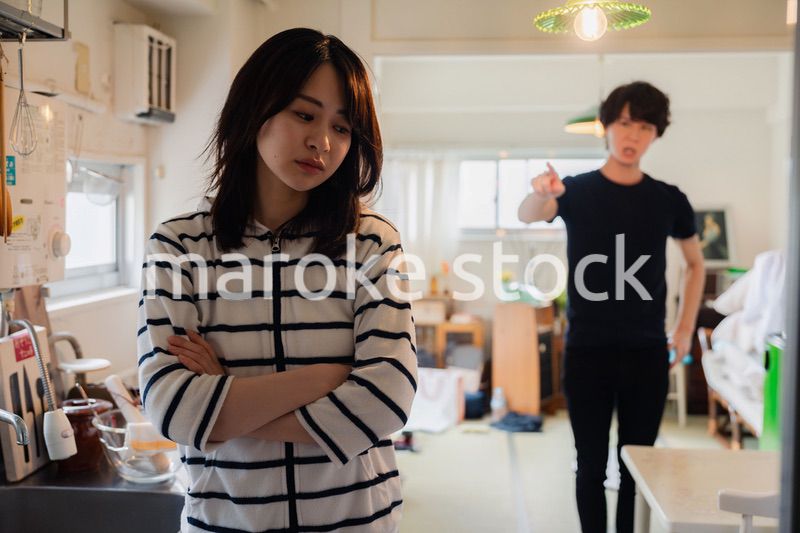 家で喧嘩をする若い夫婦
