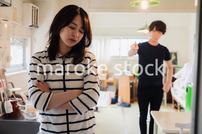 家で喧嘩をする若い夫婦