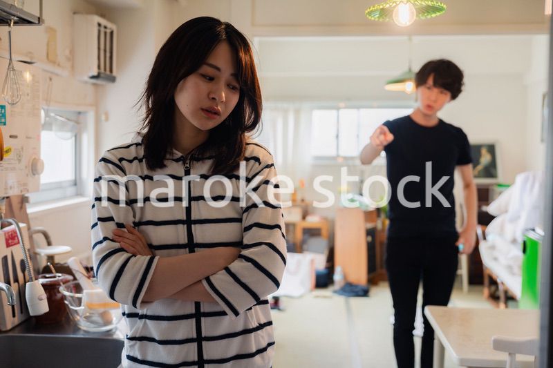 家で喧嘩をする若い夫婦