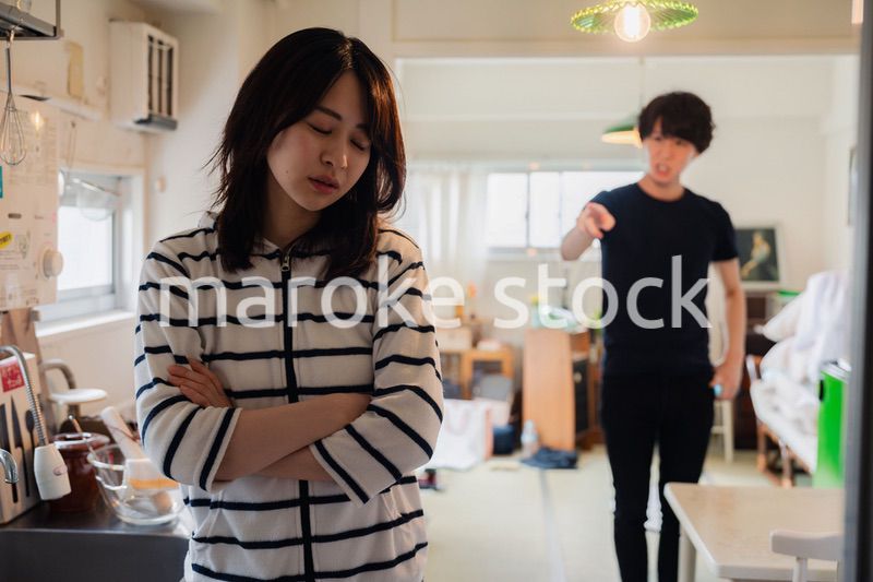 家で喧嘩をする若い夫婦