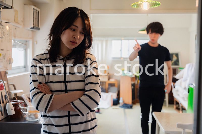家で喧嘩をする若い夫婦