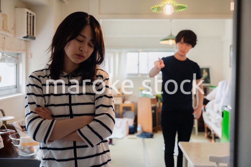家で喧嘩をする若い夫婦