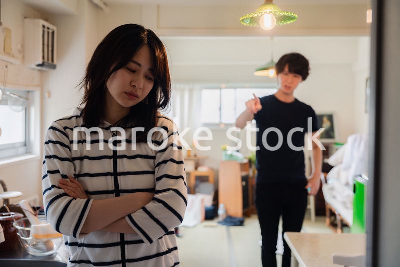 家で喧嘩をする若い夫婦