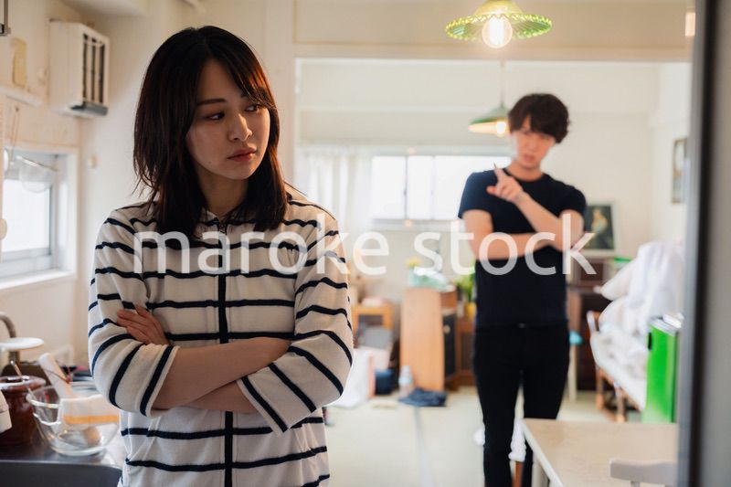 家で喧嘩をする若い夫婦