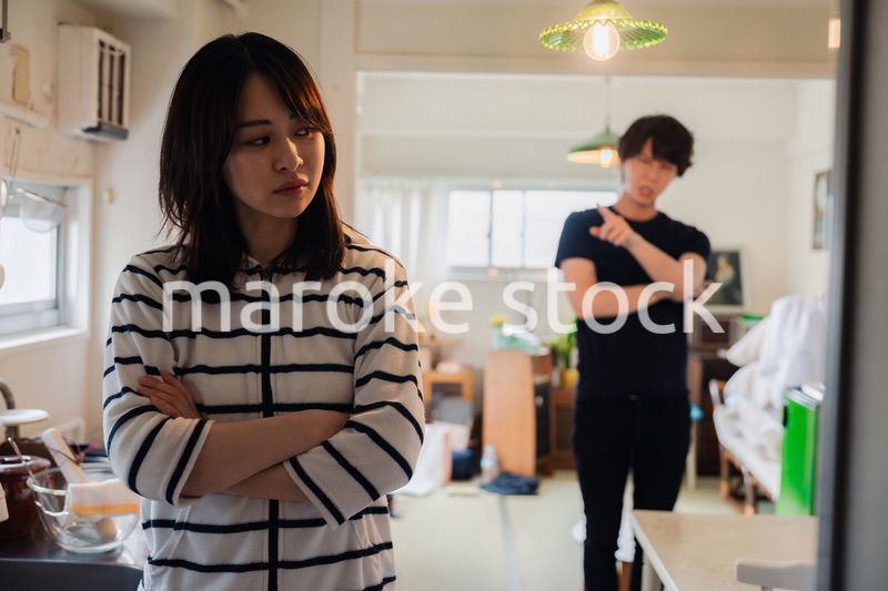 家で喧嘩をする若い夫婦