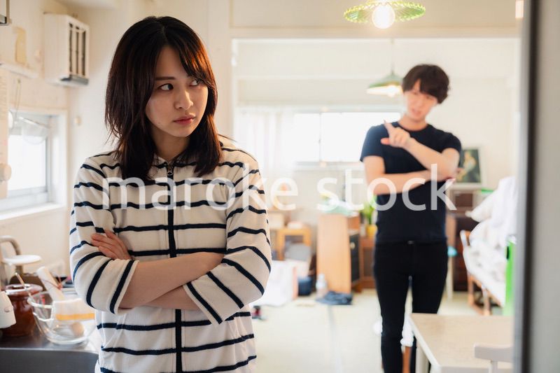 家で喧嘩をする若い夫婦