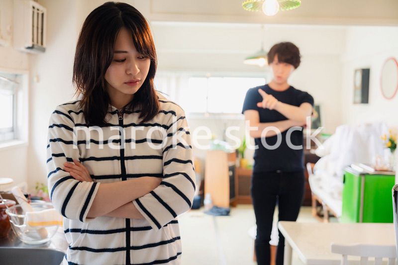 家で喧嘩をする若い夫婦