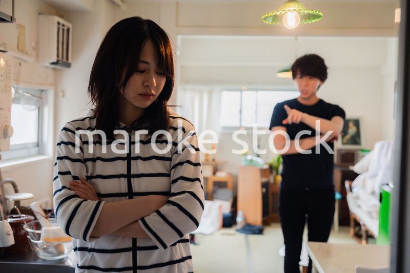 家で喧嘩をする若い夫婦