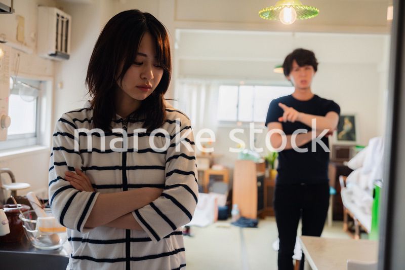 家で喧嘩をする若い夫婦