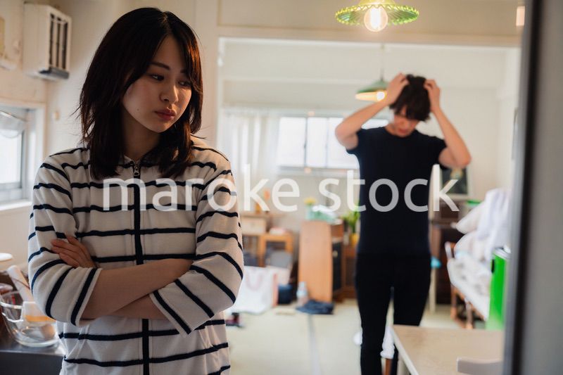 家で喧嘩をする若い夫婦