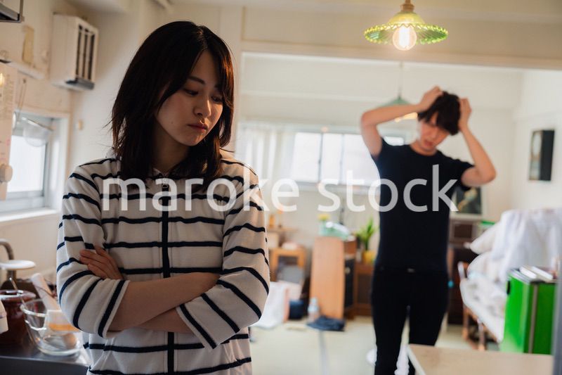 家で喧嘩をする若い夫婦