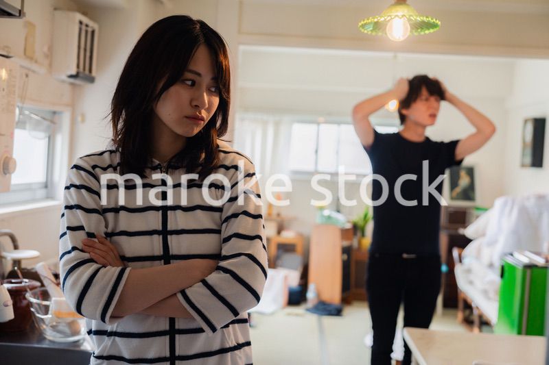 家で喧嘩をする若い夫婦