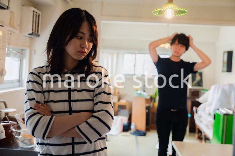 家で喧嘩をする若い夫婦