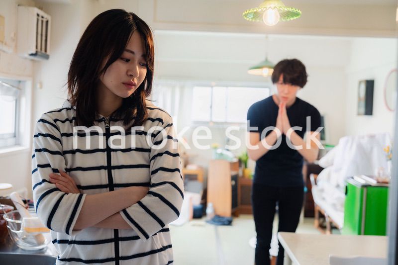 妻に謝罪する夫