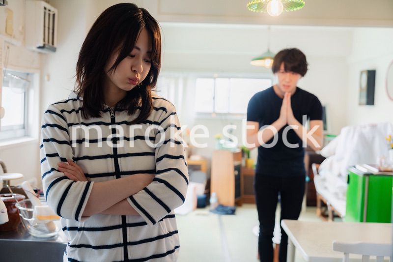 妻に謝罪する夫