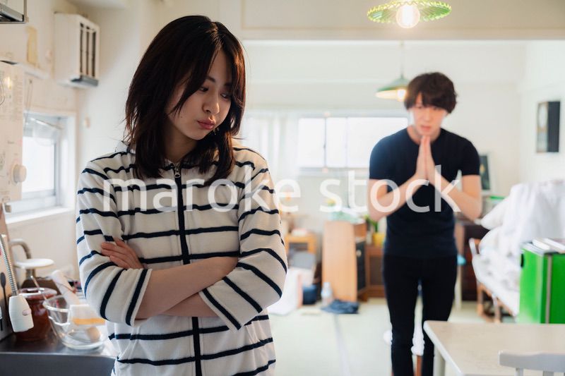 妻に謝罪する夫